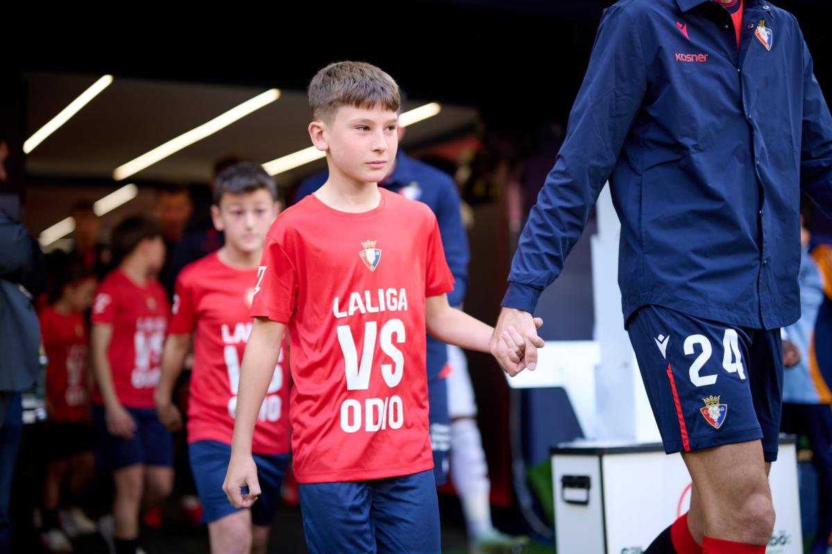 Un niño con la camiseta contra el odio al empezar el partido entre Osasuna y Real Madrid | Foto de LALIGA