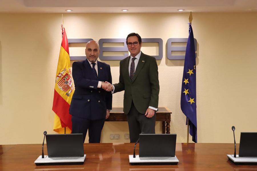 El presidente del Consejo General de Colegios de Gestores Administrativos de España, Fernando Jesús Santiago Ollero, y el de CEOE, Antonio Garamendi
