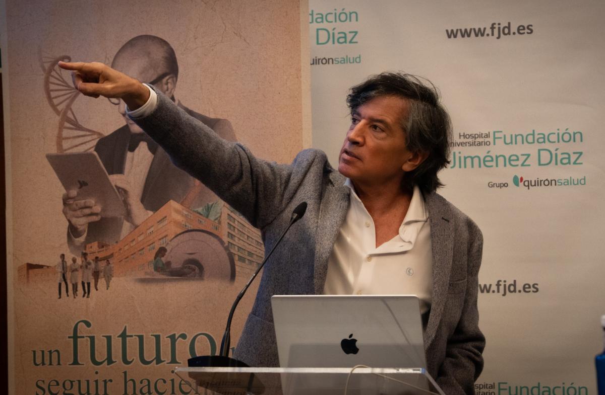 Un momento de la conferencia del doctor López-Otín | Foto de la Fundación Jiménez Díaz