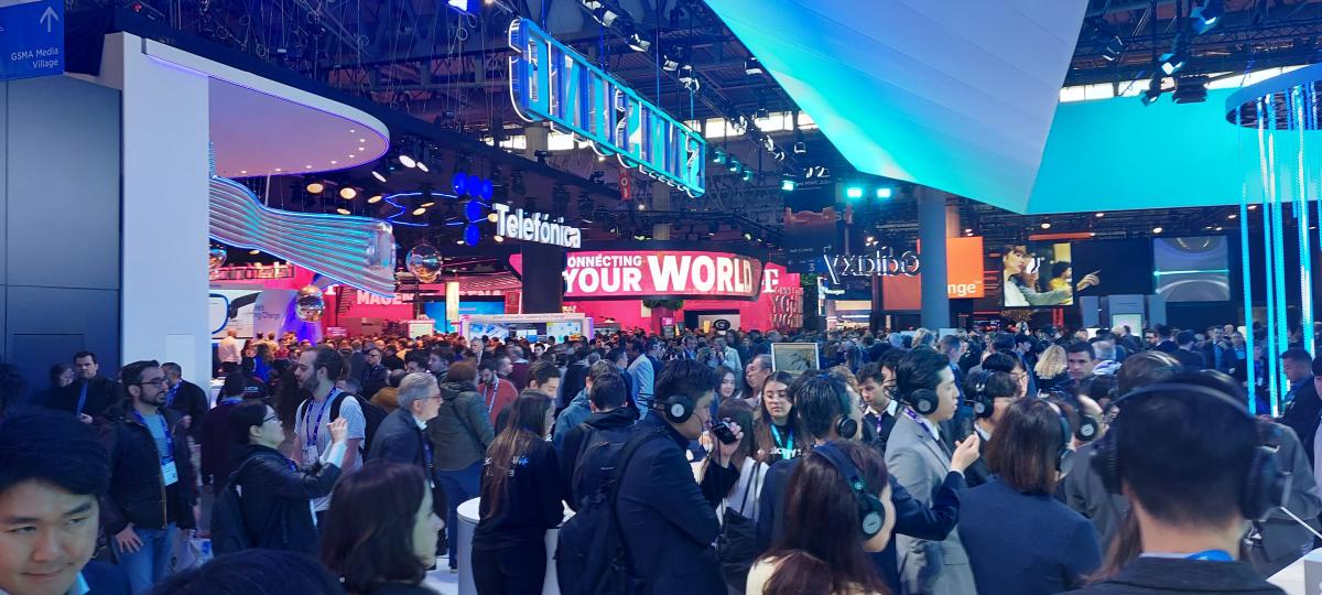 Pasillos del Mobile World Congress con visitantes | Foto de Servimedia