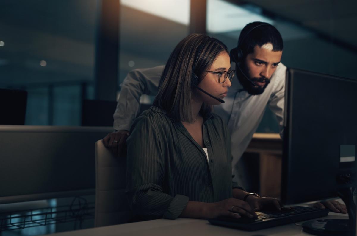 Mujer trabajando con un compañero | Foto de 123rf.com