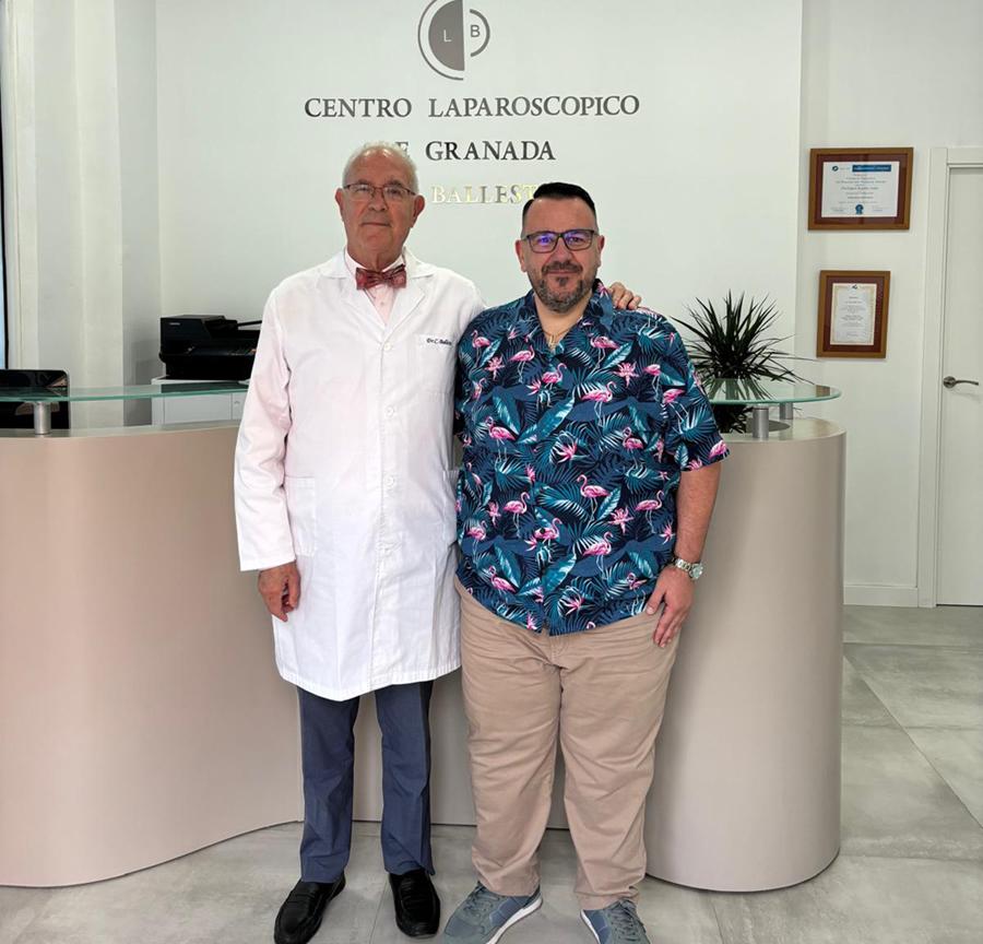 El doctor Ballesta con un paciente | Foto del Centro Laparoscópico Dr. Ballesta