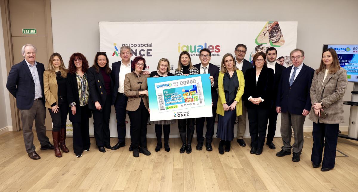 Foto de familia de la presentación del cupón dedicado a las personas consumidoras | Foto de ONCE