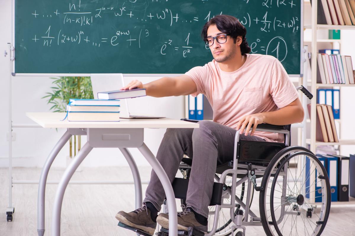 Estudiante con discapacidad | Foto de 123RF/Elnur