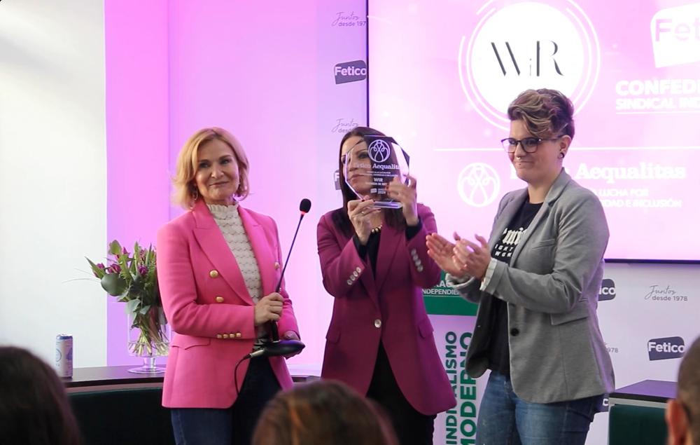 Entrega del Premio Fetico Aequalitas 2024 a la asociación Women in Retail (WIN) por parte de Charo Torres, vicesecretaria de Fetico, y Ester Ramírez, responsable de Igualdad y Diversidad.