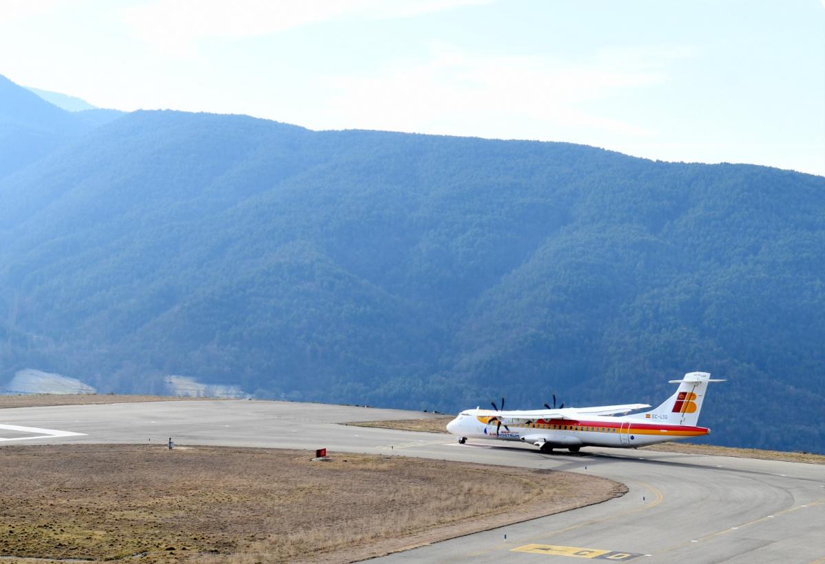 Avión de la flota de Airnostrum, en el aeropuerto Andorra-La Seu | Foto del Gobierno de Andorra