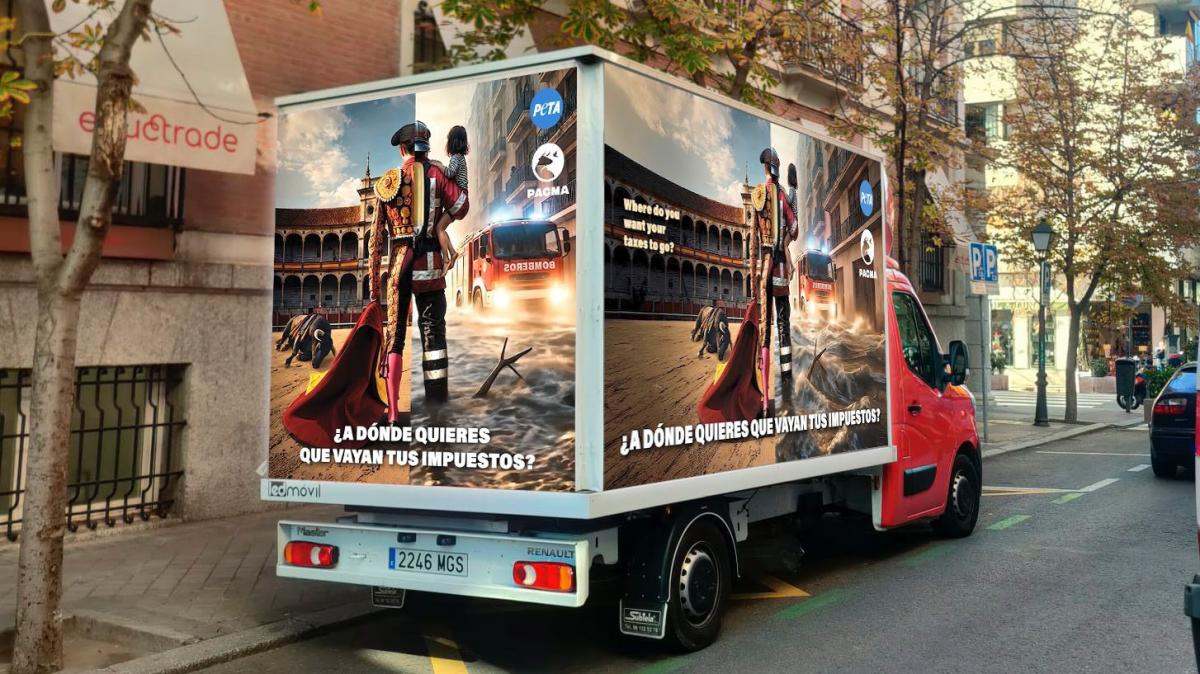 Imagen del camión de Pacma y PETA denunciando la tauromaquia en las Fallas | Foto de Pacma