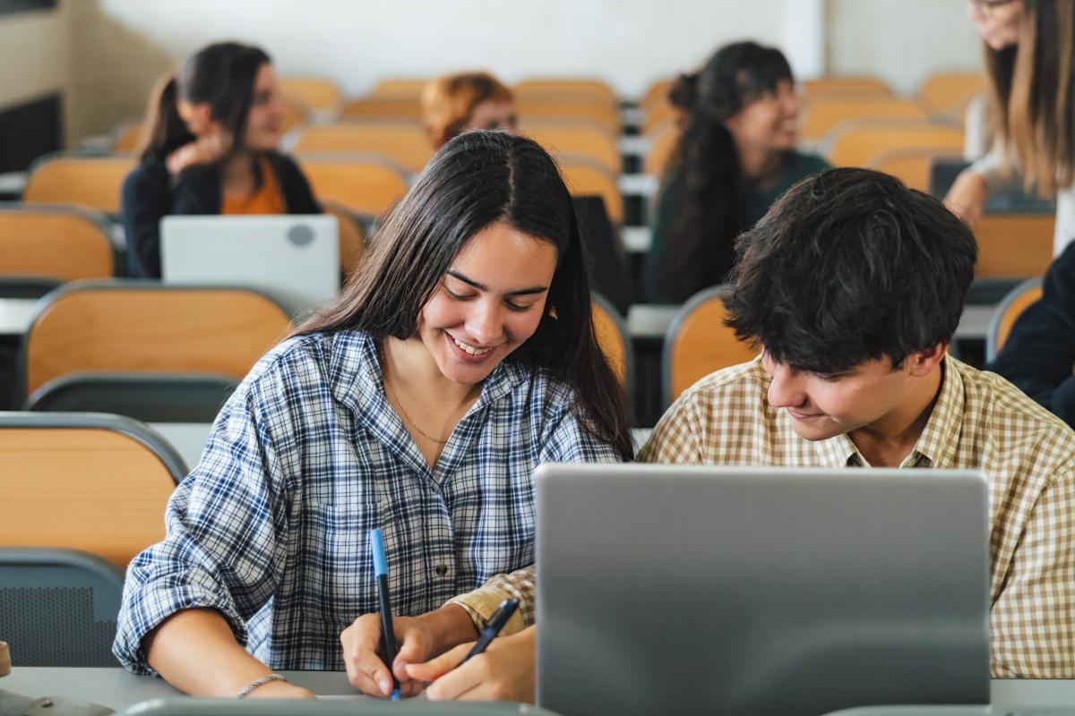 Jóvenes en un aula | Foto de 123RF/alessandrobiascioli