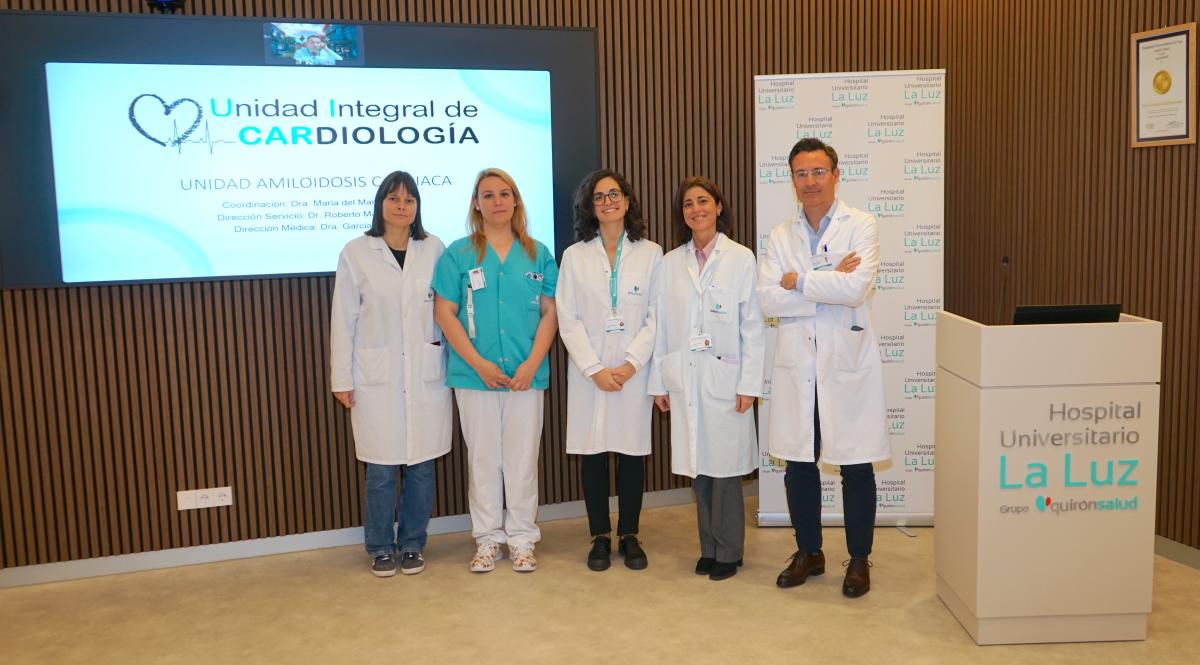 De izquierda a derecha: Isabel Barro, Sara García, la doctora Mª del Mar Pérez, la doctora Mª José García y el doctor Roberto Martín
