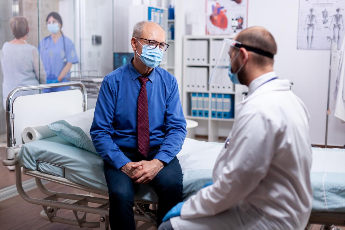 Médico con paciente | Foto de 123RF/dragoscondrea
