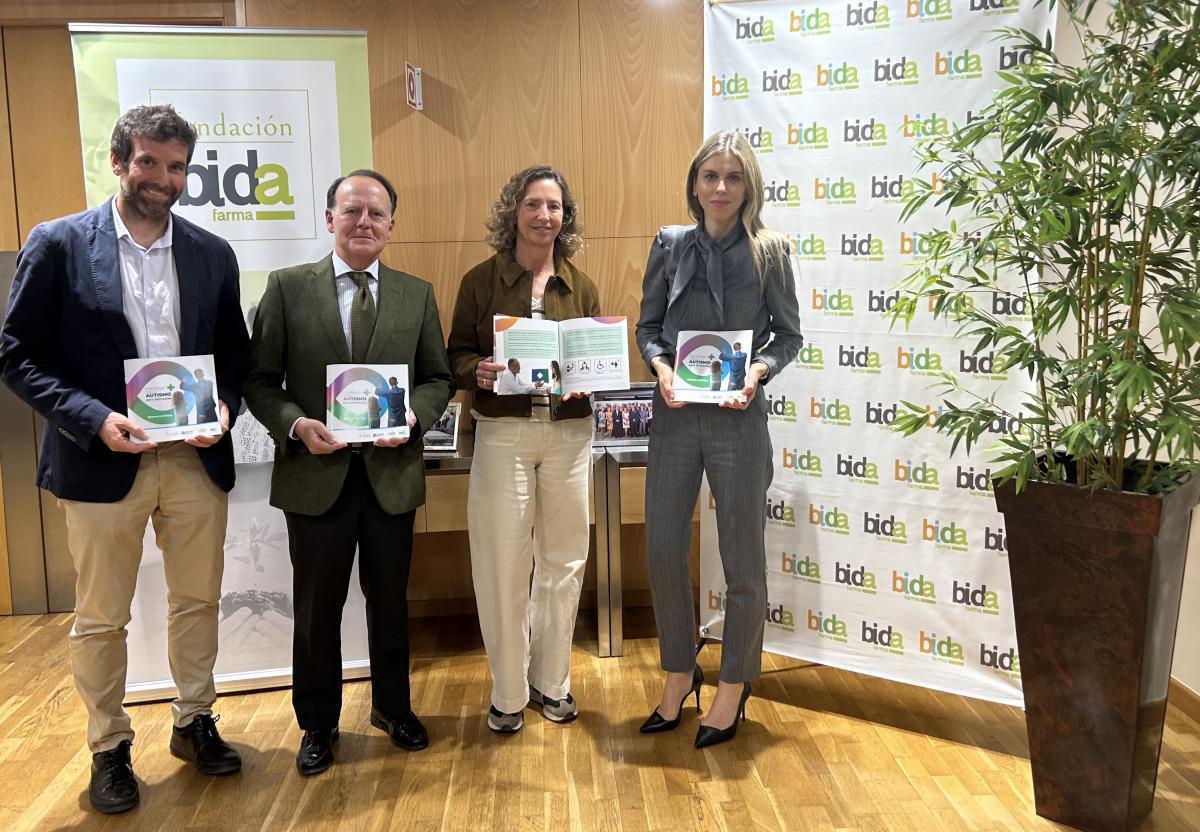 De izquierda a derecha: Marcos Zamora, director general de Autismo Sevilla; Cándido González, patrono de la Fundación Bidafarma; Mercedes Molina, presidenta y fundadora de Autismo Sevilla y vicepresidenta de Autismo España, y Manuela Villena, gerente de l