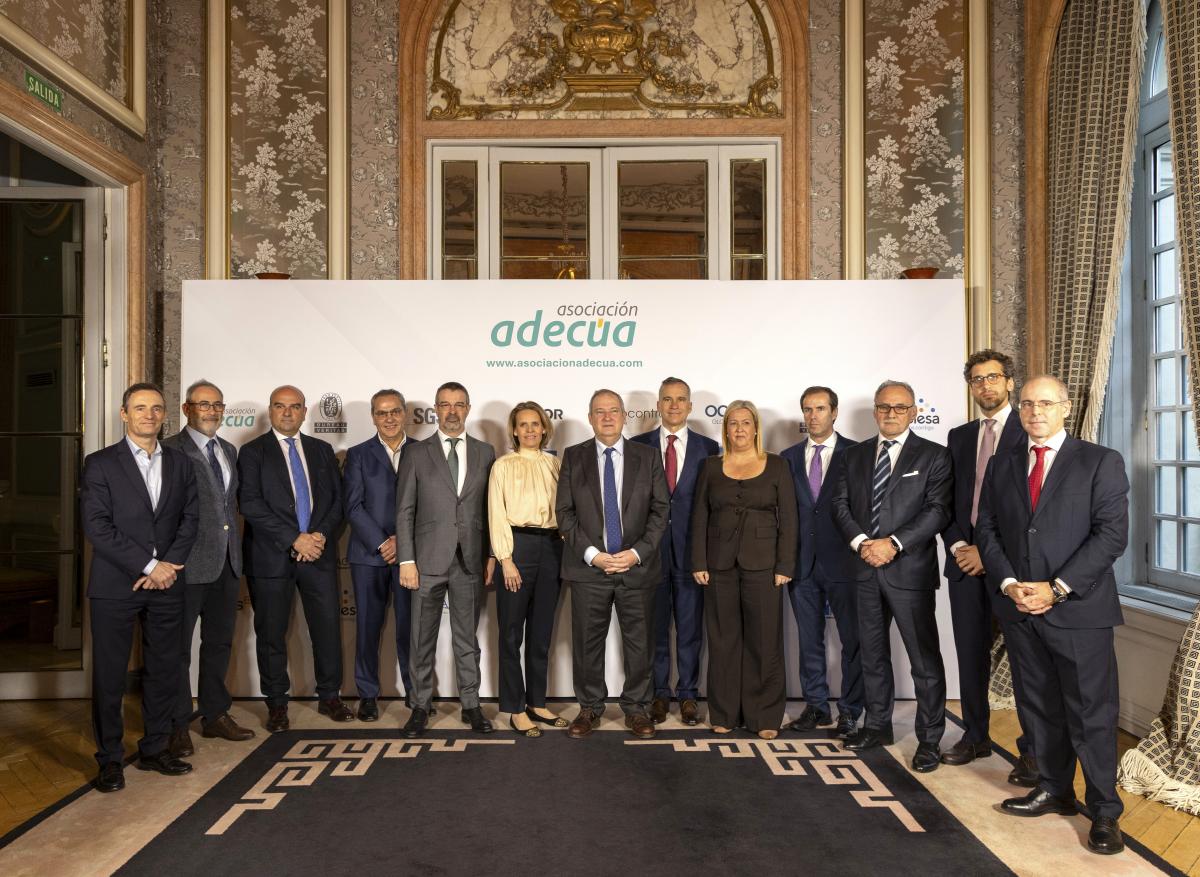 Foto de familia con el ministro Jordi Hereu y la Junta Directiva de Adecúa