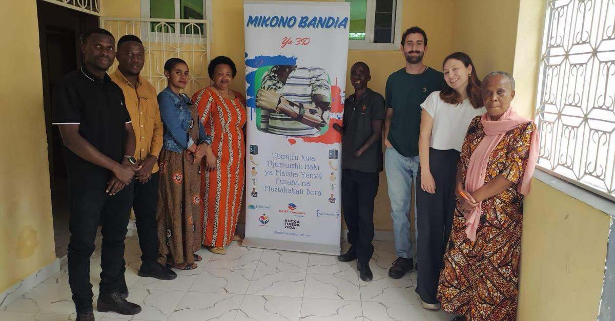 Equipo de la ONG junto a personal de Tanzania | Foto cedida por Ayúdame3D