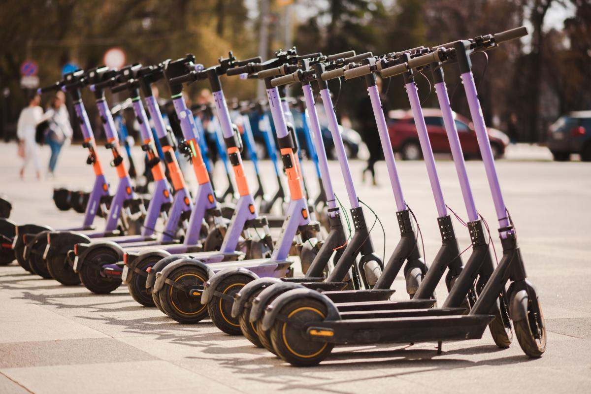 Patinetes aparcados | Foto de 123RF/johnalexandr
