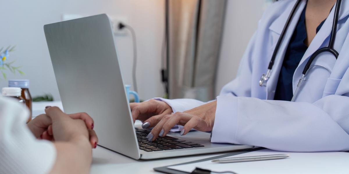 Doctora con un ordenador | Foto de 123RF/nateemee