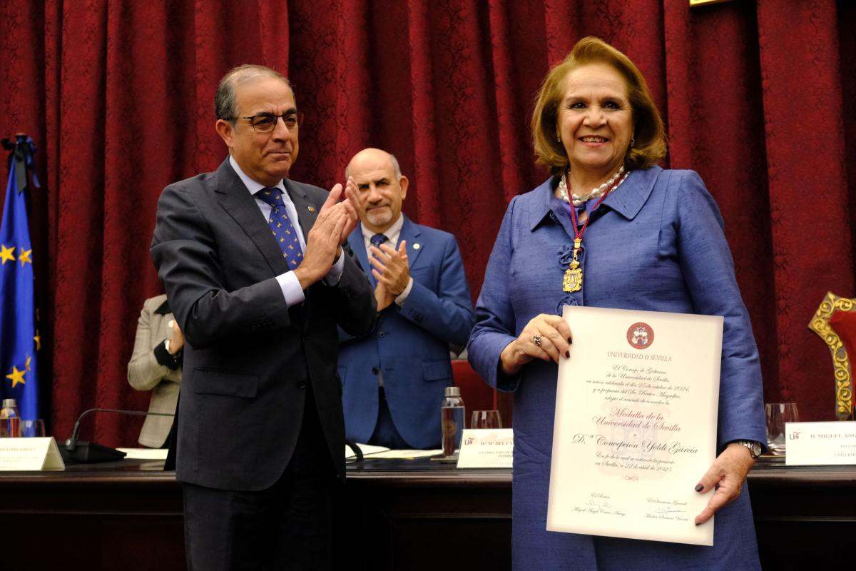 Miguel Ángel Castro y Concha Yoldi durante la entrega de la Medalla de Oro de la Universidad de Sevilla