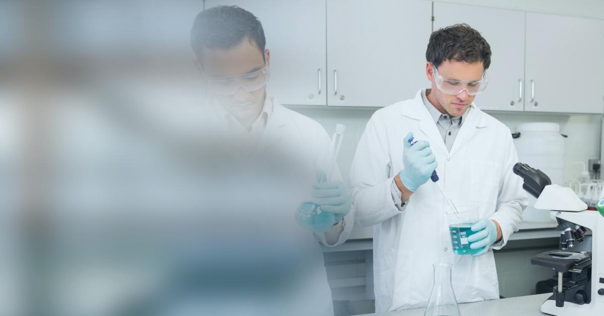 Investigadores en un laboratorio | Foto de 123RF/vectorfusionart