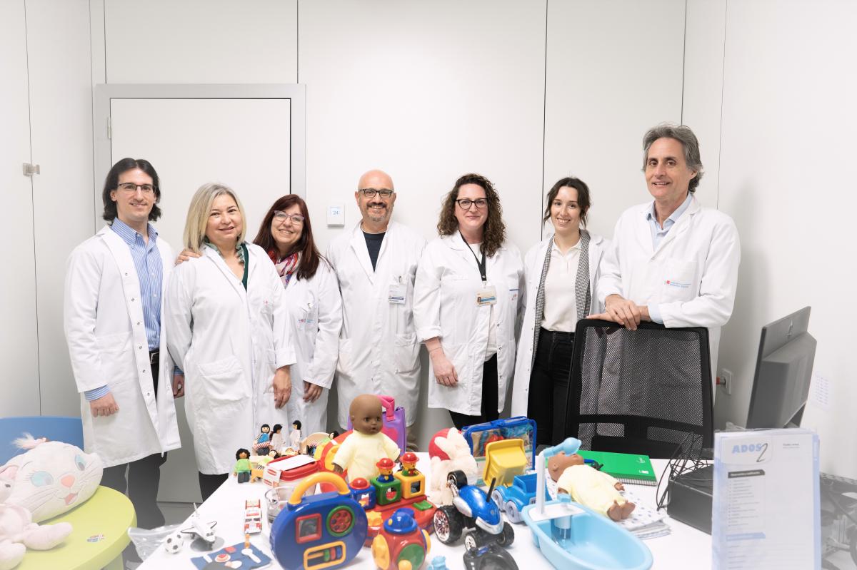 El doctor Sergio Banvente (izquierda) y el doctor Enrique Baca (jefe del departamento, derecha), con el resto de miembros del servicio | Foto del Hospital Universitario Infanta Elena