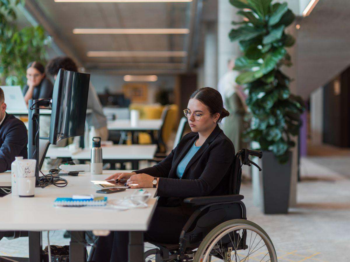 Una persona con discapacidad en su trabajo