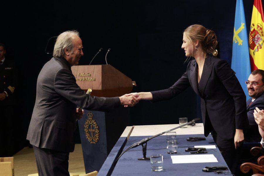 La Princesa Leonor entregando el premio de las Artes 2024 a Joan Manuel Serrat | Foto de Casa Real