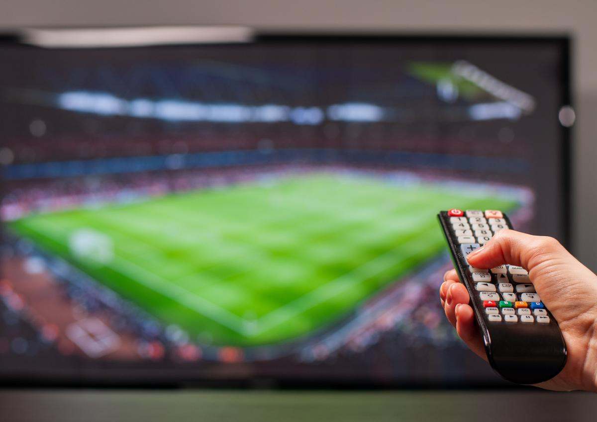 Una persona ve un partido de fútbol en la televisión | Foto de 123RF/flisakd