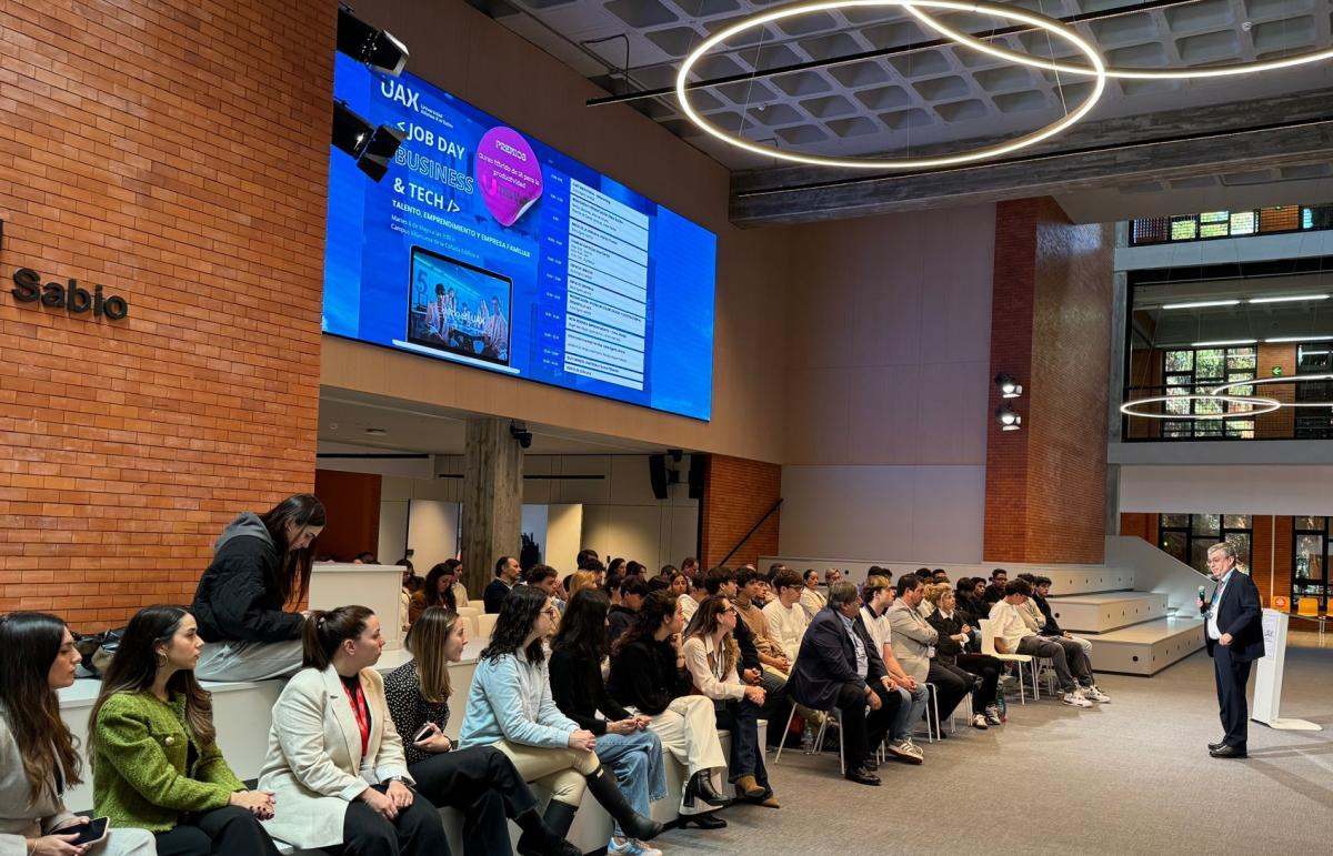 Miguel Palacios, decano de la Facultad de Business &amp; Tech, da la bienvenida a los estudiantes | Foto de Alfonso X el Sabio