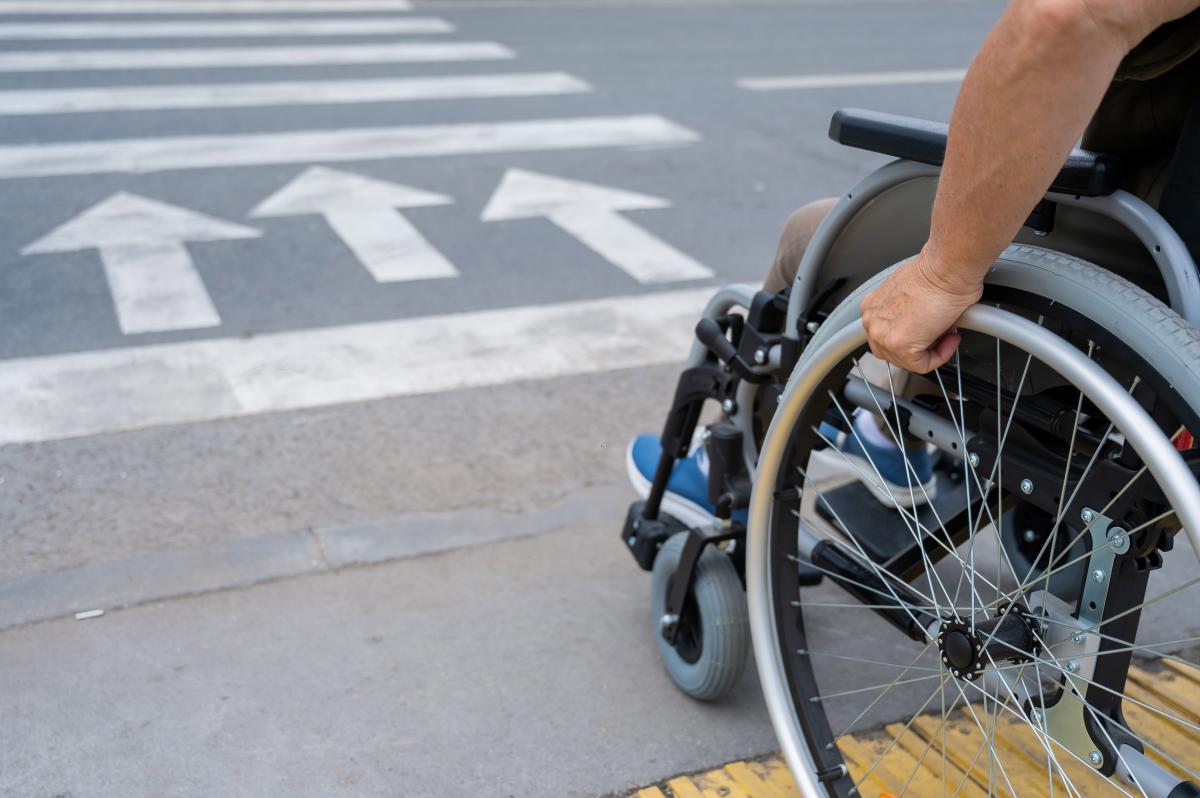 Imagen de un hombre en silla de ruedas | Foto de 123rf/mrwed54