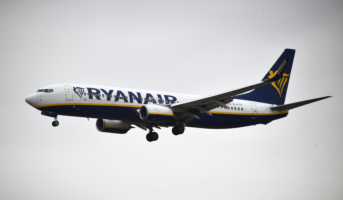Avión en vuelo | Foto de 123RF/albertoclemares
