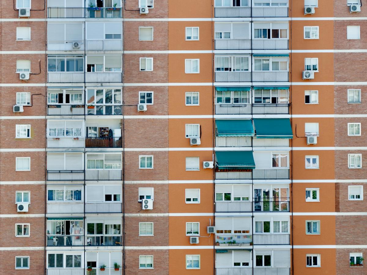 En la imagen se ve la fachada de un edificio de Madrid | Foto de 123rf/demenko