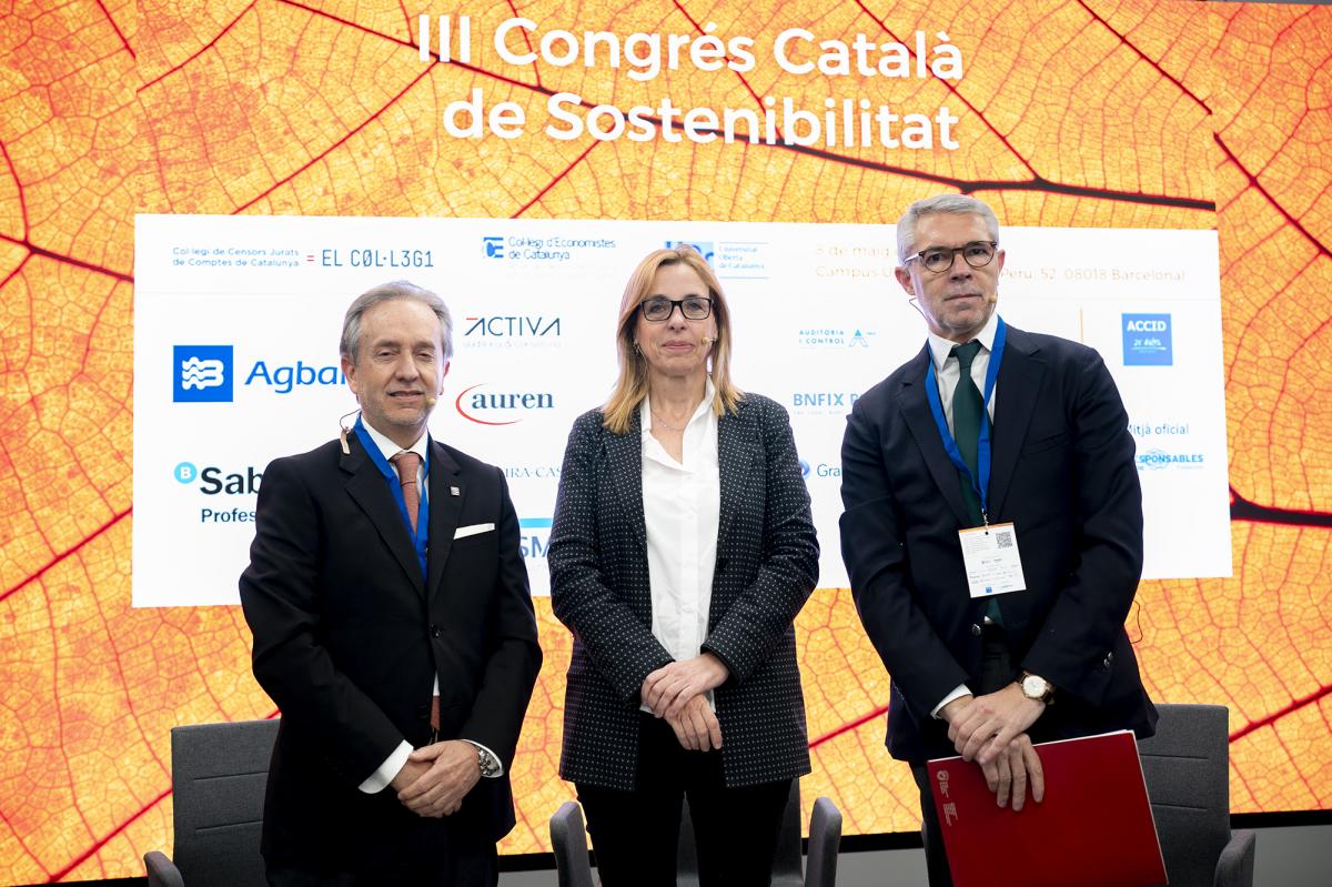 De izquierda a derecha: Carlos Puig de Travy, decano del Colegio de Economistas de Cataluña (CEC); Àngels Fitó, rectora de la Universitat Oberta de Catalunya (UOC) y vicedecana del CEC; y Joan Vall, presidente del Colegio de Censores Jurados de Cuentas de