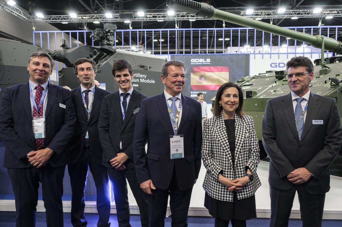 De izquierda a derecha: Daniel Pérez, director de programas GDELS-SBS; Víctor López, director IBS de GDELS; Alejandro Page, director de Operaciones de Santa Bárbara Sistemas; Juan Escriña, director general de Santa Bárbara Sistemas (SBS); la ministra Marg