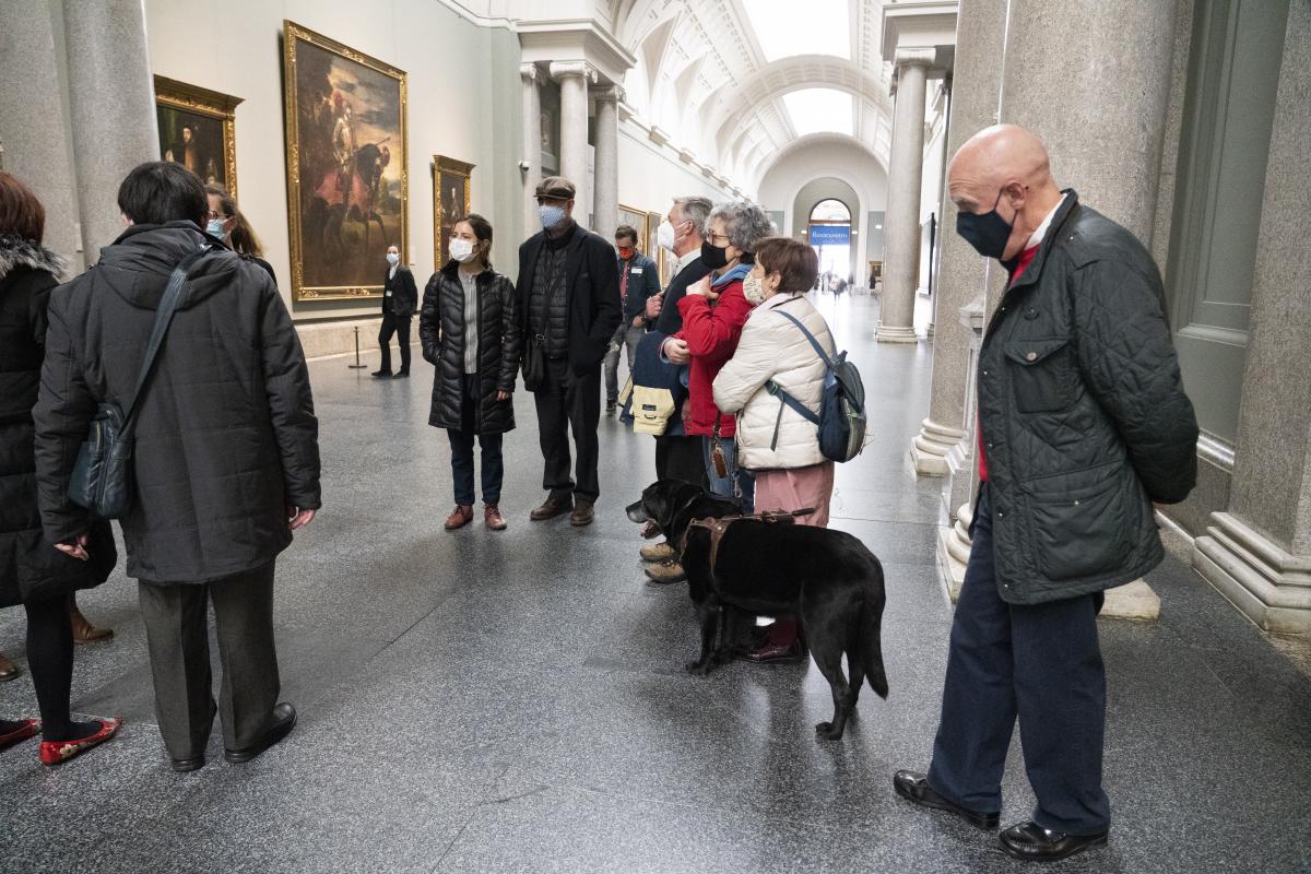 Personas con discapacidad en el Museo del Prado | Foto de Jorge Villa/Servimedia
