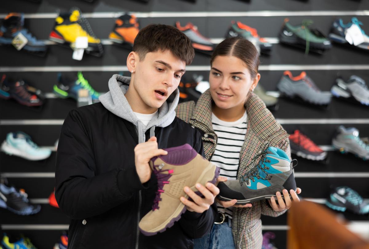 Jóvenes en una tienda | Foto de 123RF/jackf