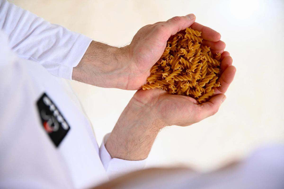 Un hombre sostiene en sus manos pasta sin gluten  | Foto de Grupo Gallo