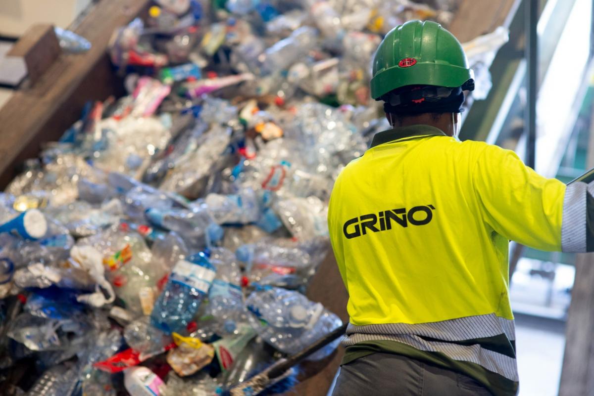 Empleado en una planta de reciclado | Foto de Grupo Griñó