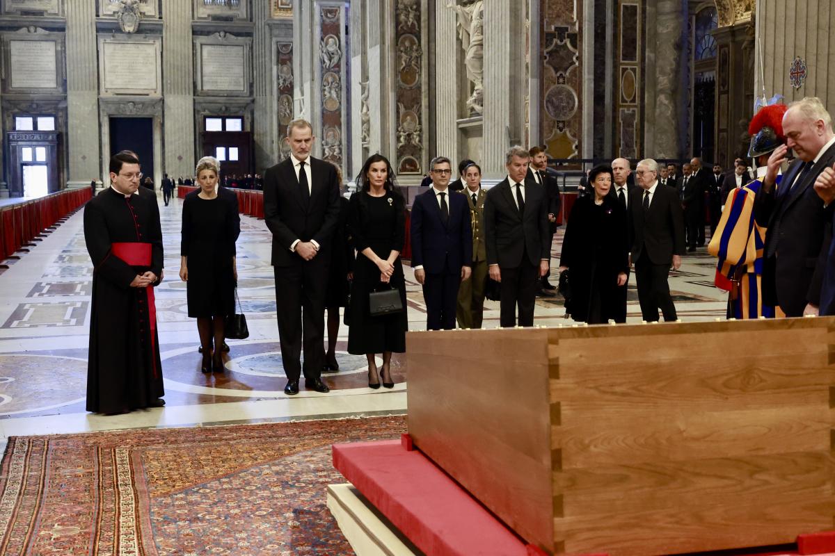 Los monarcas en su visita a la Basílica de San Pedro minutos antes de asistir al funeral del papa Francisco | Foto de Casa Real