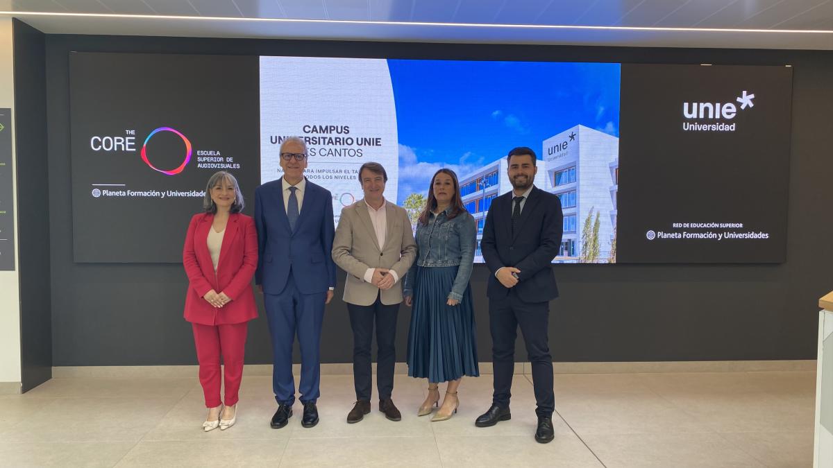El alcalde y los representantes de ambas instituciones tras la firma del convenio | Foto de The Core y UNIE Universidad