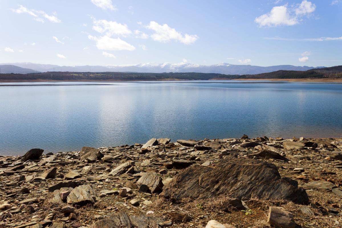 El embalse de Bárcena con los Montes Aquilanos al fondo