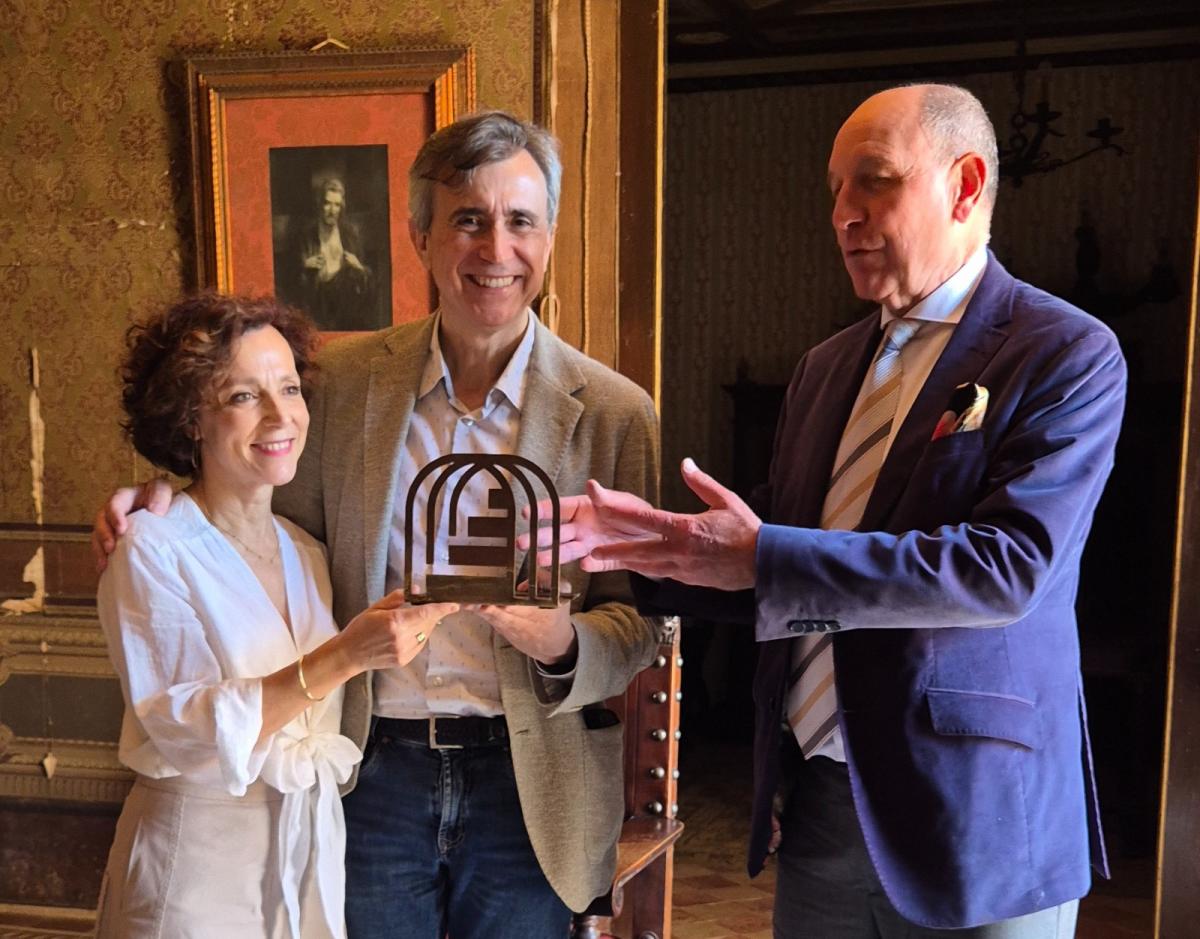 Emilio Parra, presidente de la Fundación Ingenio Azul, haciendo entrega del Premio Ingenio Azul 2025 a Juan Naya, impulsor de Sigena Mágica, y Pilar Domínguez, comisaria del proyecto | Foto de Sigena Mágica