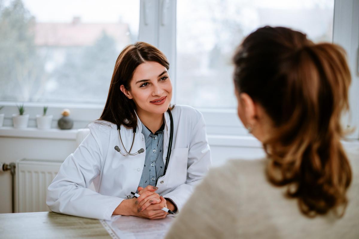 Doctora con una paciente | Foto de 123RF/bnenin