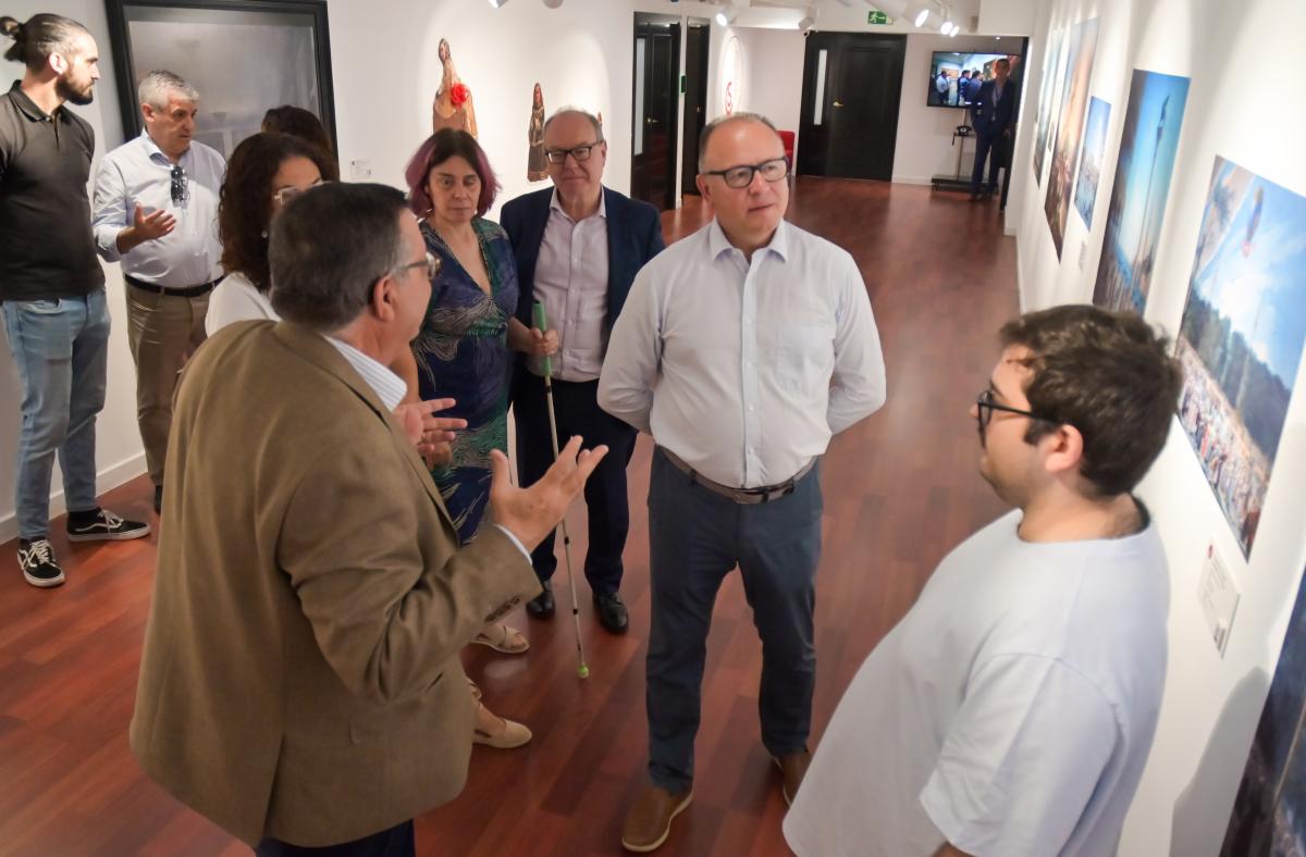 Foto de la visita del SEPE con uno de los alumnos / Richard Zubelzu