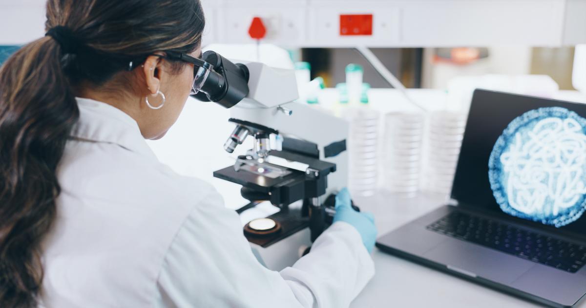 Investigadora trabajando en un laboratorio | Foto de 123RF/peopleimages12