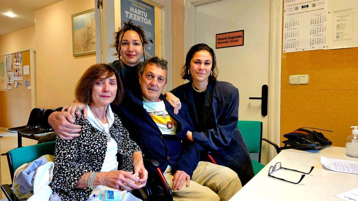 Dámaso, paciente de glioblastoma, junto a su mujer y sus hijas el día de su boda, tras 30 años de vida en común