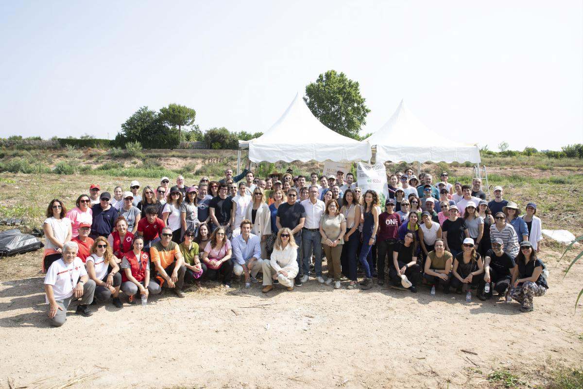 Voluntarios de AstraZeneca y Cruz Roja en Riba-roja