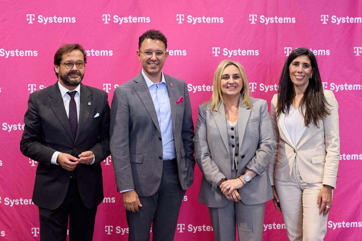 El delegado del Gobierno Andaluz en Granada, Antonio Granados; Osmar Polo, CEO de T-Systems Iberia; Marifrán Carazo, alcaldesa de Granada; y Cristina Caamiña, directora general de los Centros de Valor de T-Systems en España | Foto de T-Systems