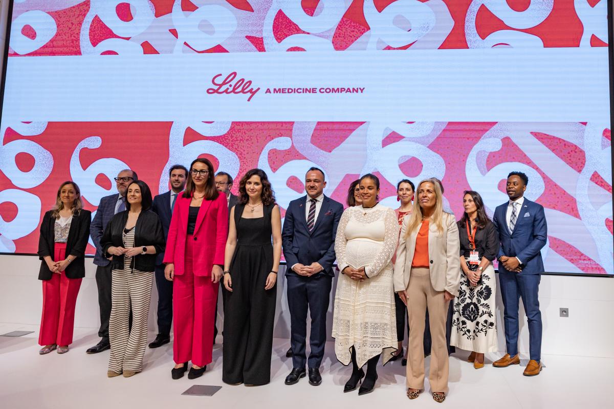Foto de familia del anuncio realizado este martes en la planta de Lilly en Alcobendas (Madrid) | Foto de Alba Pacheco/Servimedia