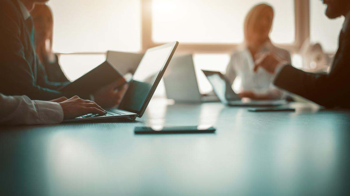Personas trabajando con ordenadores | Foto de 123RF/lipik