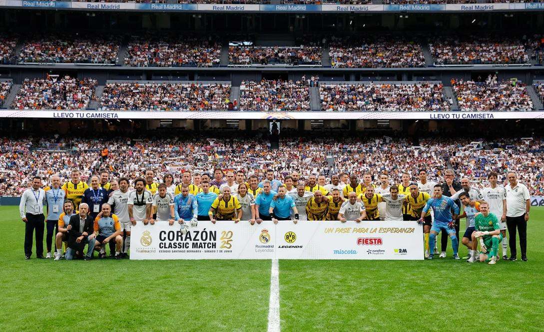 Los jugadores de ambos equipos, en el césped del Santiago Bernabéu | Foto de la Fundación Real Madrid