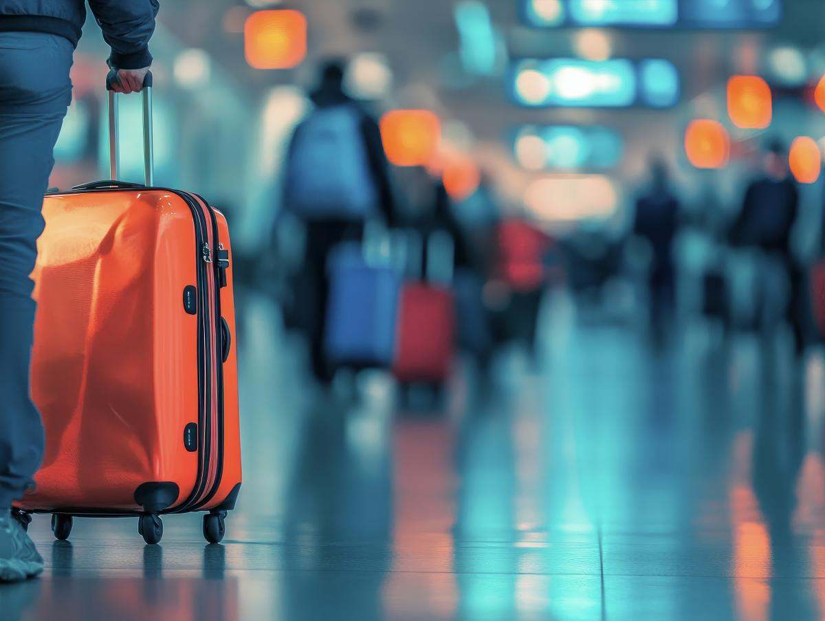 Persona con equipaje en una aeropuerto | Foto de 123RF/aoc61