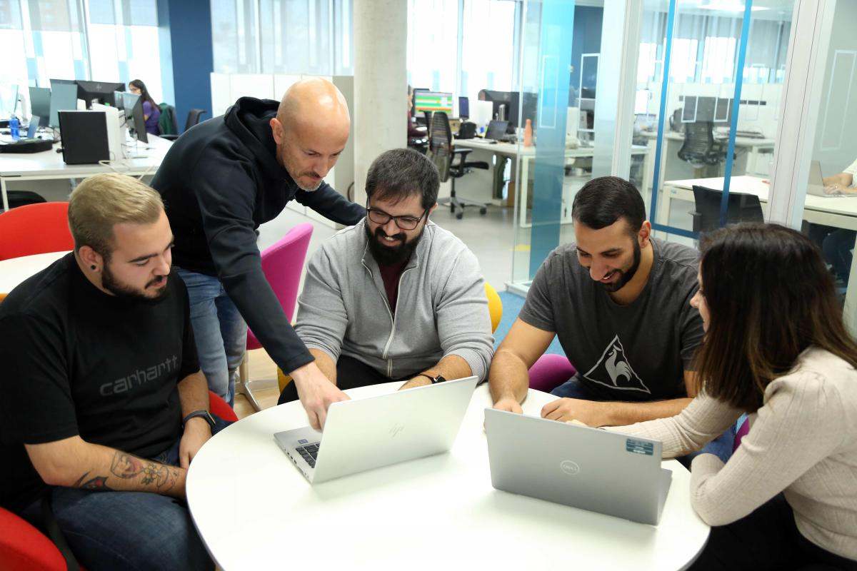 Profesionales Indra Group | Foto de Indra Group